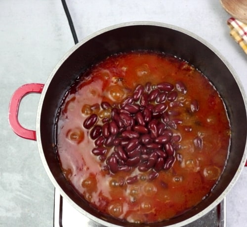 Add kidney beans to chilli con carne