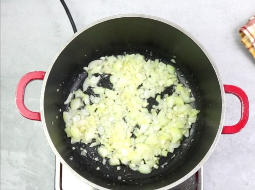 sautee onions in olive oil 