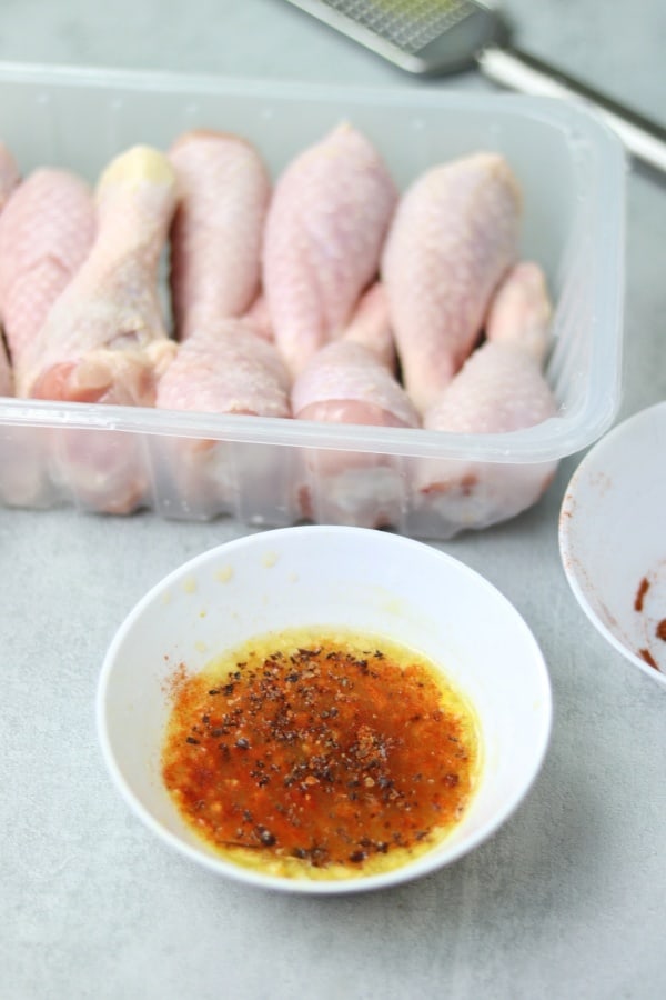 Mix the ingredients. chicken with orange juice and honey.