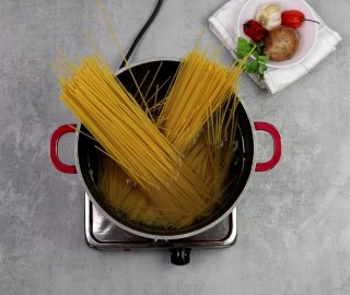 Add spaghetti in boiling water