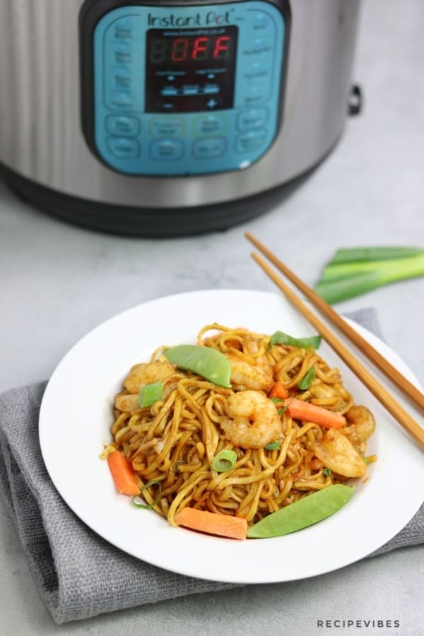instant pot lo mein served and garnished with sesame seed