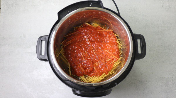 spaghetti and pasta sauce  added in the pot