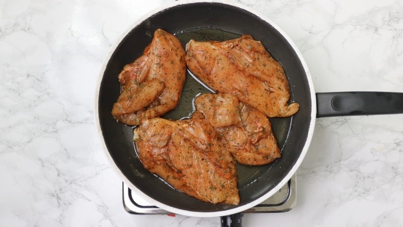 arrange chicken in pan 