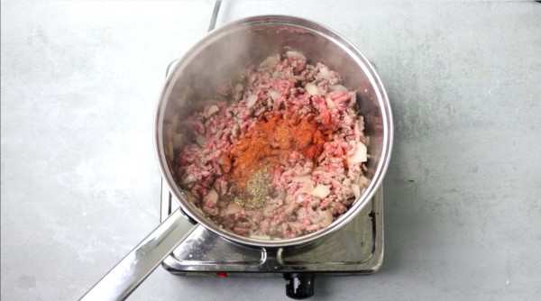 Add seasoning to browned minced beef