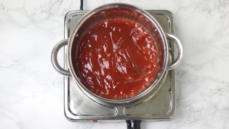 pour ketchup in the pot