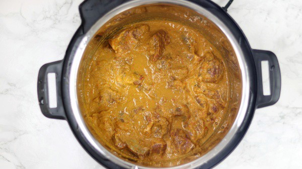 curry paste and beef cubes in the instant pot