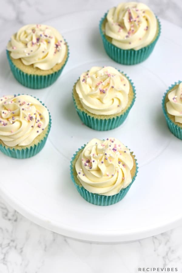 vanillacupcakes decorated with buttercream frosting and sprinkles.