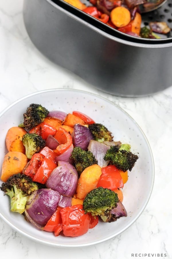 air fryer vegetables served in a plate.