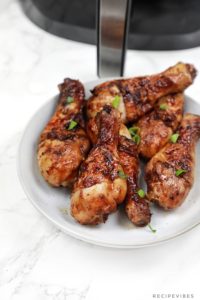 air fryer drumsticks served in a plate.