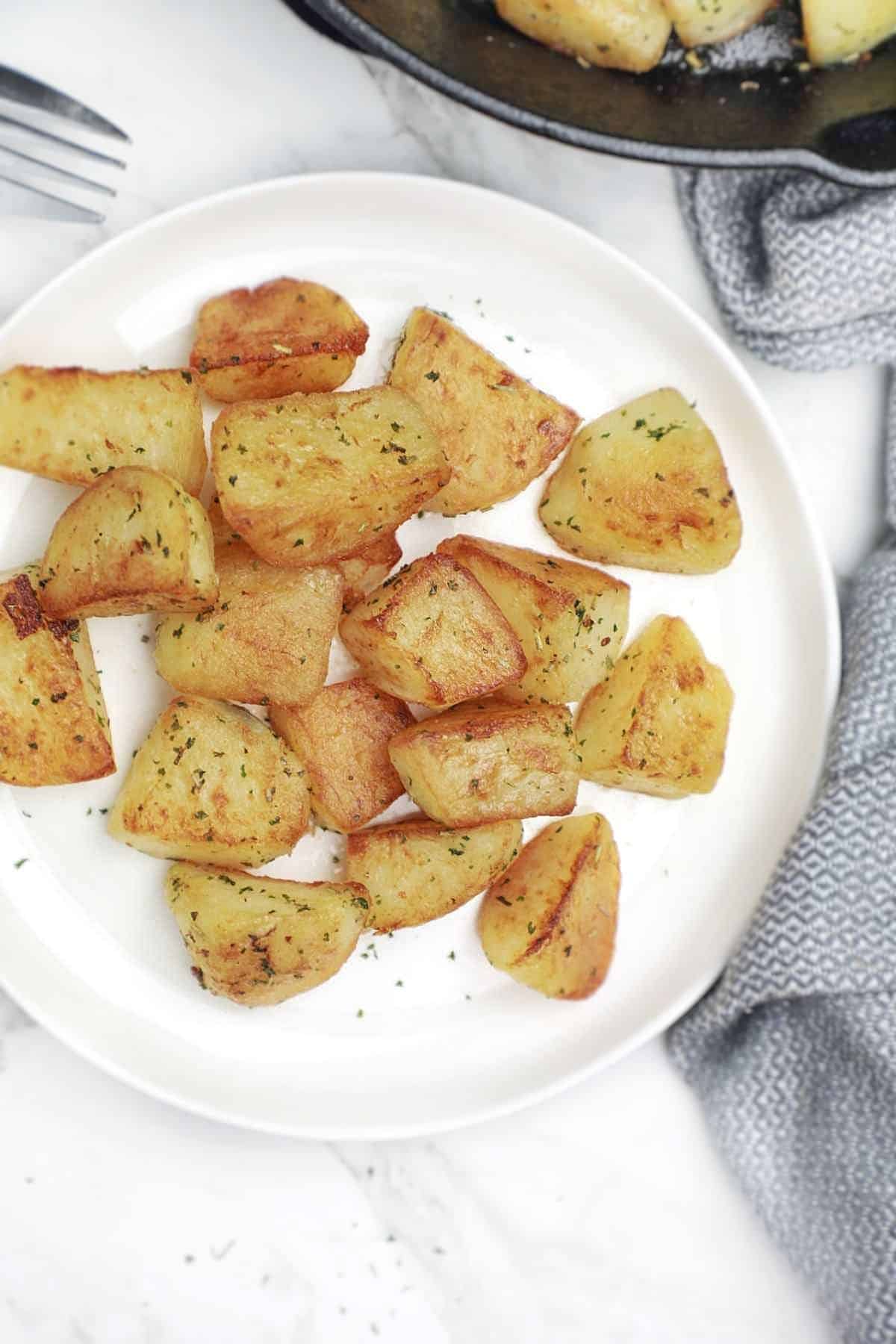 fried potatoes served on a plate.