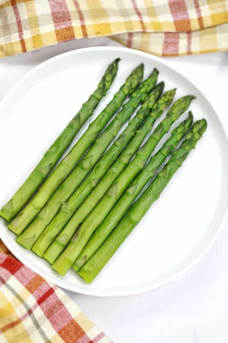 boiled asparagus served.