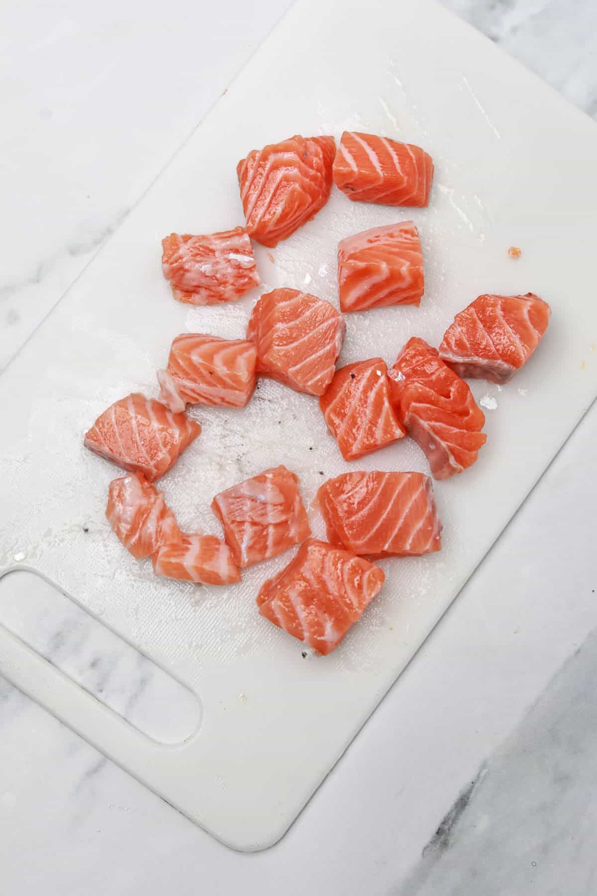 salmon fillets cut into salmon cubes.